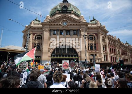 23. November 2023, Melbourne, Australien. Hunderte von Schülern aus Melbourne veranstalten einen Schulbesuch vor der Flinders Street Station, um gegen den anhaltenden Krieg gegen Gaza zu protestieren, das Bewusstsein zu schaffen und einen Waffenstillstand zu fordern. Quelle: Jay Kogler/Alamy Live News Stockfoto