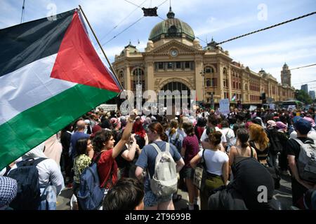 23. November 2023, Melbourne, Australien. Hunderte von Schülern aus Melbourne veranstalten einen Schulbesuch vor der Flinders Street Station, um gegen den anhaltenden Krieg gegen Gaza zu protestieren, das Bewusstsein zu schaffen und einen Waffenstillstand zu fordern. Quelle: Jay Kogler/Alamy Live News Stockfoto