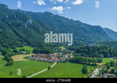 Blick auf die Aschau im Priental mit Kampenwand und Schloss Hohenaschau Stockfoto