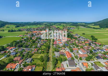 Blick auf die Aschau im Priental mit Kampenwand und Schloss Hohenaschau Stockfoto