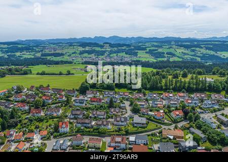 Blick auf den Luftkurort Lindenberg an der Deutschen Alpenstraße im Allgäu Stockfoto