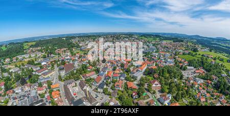 Blick auf den Luftkurort Lindenberg an der Deutschen Alpenstraße im Allgäu Stockfoto