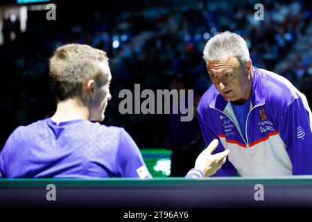 Der tschechische, nicht spielende Kapitän Jaroslav Navratil, rechts, spricht mit dem tschechischen Tennisspieler Jiri Lehecka während des letzten Gruppenspiels des Davis Cup 2023 Stockfoto