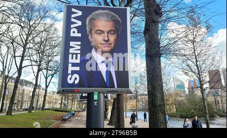 Den Haag. November 2023. Dieses Foto, das am 15. November 2023 in den Haag aufgenommen wurde, zeigt ein Wahlkampfplakat von Geert Wilders, der die Partei für Freiheit (PVV) leitet. Die Partei für Freiheit (PVV) unter der Leitung von Geert Wilders führt die niederländischen Parlamentswahlen 2023 an, so eine erste Ausstiegsbefragung, die am Mittwoch vom niederländischen öffentlich-rechtlichen Rundfunk NOS zitiert wurde. UM MIT '2nd LD Writethru: Exit Poll sagt, PVV führt niederländische Wahlen an. Credit: Wang Xiangjiang/Xinhua/Alamy Live News Stockfoto