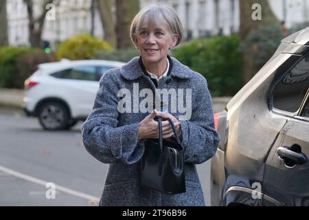 Die wissenschaftliche Chefberaterin der Regierung, Professor Dame Angela McLean, kommt, um eine Erklärung vor der britischen COVID-19-Untersuchung im Dorland House in London abzugeben, während deren zweite Untersuchung (Modul 2) die Kernentscheidungen und die politische Governance des Vereinigten Königreichs untersucht. Bilddatum: Donnerstag, 23. November 2023. Stockfoto