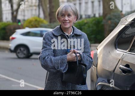 Die wissenschaftliche Chefberaterin der Regierung, Professor Dame Angela McLean, kommt, um eine Erklärung vor der britischen COVID-19-Untersuchung im Dorland House in London abzugeben, während deren zweite Untersuchung (Modul 2) die Kernentscheidungen und die politische Governance des Vereinigten Königreichs untersucht. Bilddatum: Donnerstag, 23. November 2023. Stockfoto