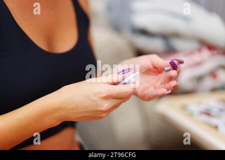 Frau, die eine Spritze vorbereitet, um Hormone in den Magen zu injizieren Stockfoto