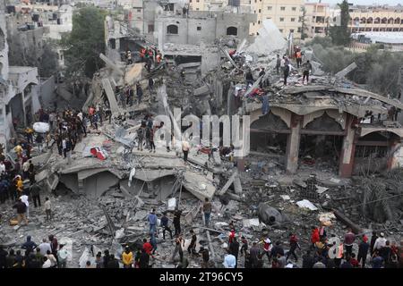 Jerusalem/Gaza. November 2023. Die Menschen führen Rettungsarbeiten in den Trümmern von Gebäuden durch, die am 22. November 2023 bei israelischen Luftangriffen in der Stadt Rafah im südlichen Gazastreifen zerstört wurden. Quelle: Khaled Omar/Xinhua/Alamy Live News Stockfoto