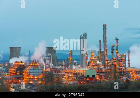 Abendansicht der Ölraffinerie in Grangemouth, betrieben von PetroIneos, einem Joint Venture von PetroChina und Ineos. Schottland Großbritannien Stockfoto