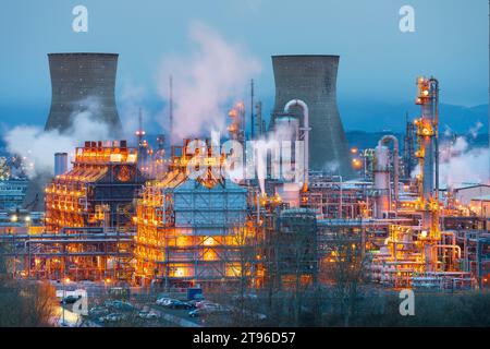 Abendansicht der Ölraffinerie in Grangemouth, betrieben von PetroIneos, einem Joint Venture von PetroChina und Ineos. Schottland Großbritannien Stockfoto