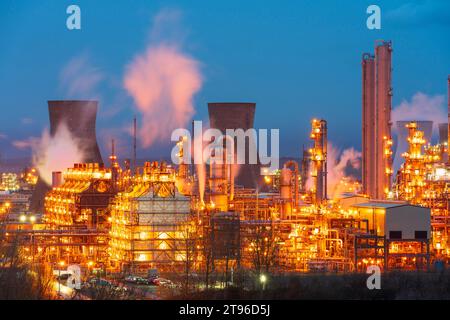 Abendansicht der Ölraffinerie in Grangemouth, betrieben von PetroIneos, einem Joint Venture von PetroChina und Ineos. Schottland Großbritannien Stockfoto