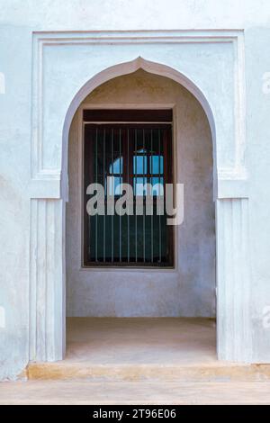 Holztür im omanischen Stil in Lamu Isalnd, Kenia Stockfoto