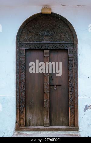 Holztür im omanischen Stil in Lamu Isalnd, Kenia Stockfoto