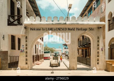 Tor zur Altstadt von Lamu, UNESCO-Weltkulturerbe in Lamu Isand, Kenia Stockfoto