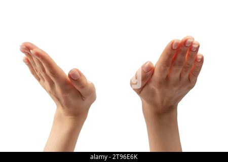 Die Hand einer Frau hält ein winziges oder dünnes Objekt, isoliert auf einem weißen Hintergrund. Stockfoto