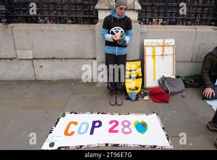 Westminster, London, Großbritannien. November 2023. Die christliche Klimaschutzaktion war heute vor dem Palast von Westminster und hielt eine Erdenwache ab und betete für Klimagerechtigkeit. Die UN-Klimakonferenz 2023 wird vom 30. November bis 12. Dezember 2023 in Dubai, Vereinigte Arabische Emirate (VAE), stattfinden. Sie umfasst: Die 28. Tagung der Konferenz der Vertragsparteien (COP 28). Quelle: Maureen McLean/Alamy Live News Stockfoto