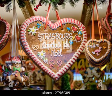 Lebkuchenkekse in Form von Herzen hängen am Stand mit Botschaften über Weihnachten, Liebe und Straßburger Markt Stockfoto
