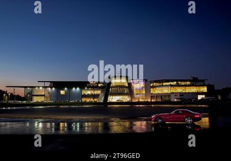 Mercedes Benz SLS AMG auf dem Unterfahrschutz bei Mercedes Benz World Brookllands Surrey UK Stockfoto