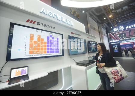 HANGZHOU, CHINA – 23. NOVEMBER 2023 – Besucher sehen sich die Selbstrechenbasis der AIGC (Generative Artificial Intelligence) von H3C auf der 2nd Global Digi an Stockfoto