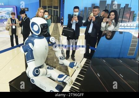 HANGZHOU, CHINA - 23. NOVEMBER 2023 - ein intelligenter Roboter, der Klavier spielen kann, der von Zhijiang Laboratories entwickelt wurde, tritt für das Publikum im t auf Stockfoto