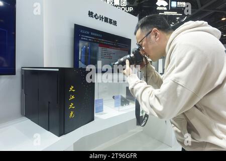 HANGZHOU, CHINA - 23. NOVEMBER 2023 - Besucher machen Fotos vom Supercomputermodell „Zhijiang Light“, das von den Zhijiang Laboratories an der Th entwickelt wurde Stockfoto