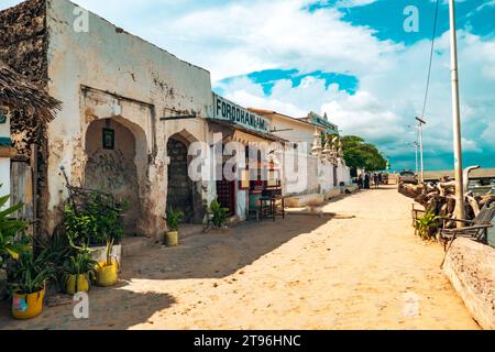 Blick auf die Kenyatta Road, die Hauptstraße der Altstadt von Lamu mit Menschen und Unternehmen an einem geschäftigen Tag auf Lamu Island, Kenia Stockfoto