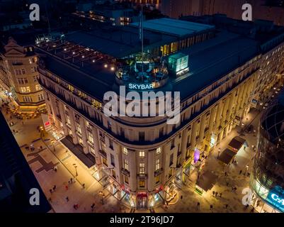 Ikonisches Gebäude an der Kreuzung von Vaci Street und Fashion Street in Budapest, Ungarn. In diesem Haus gibt es das Hard Rock Café Budapest und das St. an Stockfoto