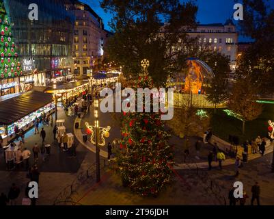 Berühmter weihnachtsmarkt in Budapest Ungarn. Es gibt auf dem Worosmarty Platz neben der Vaci und Fashion Street Stockfoto