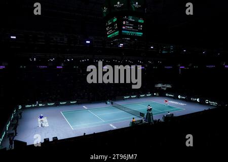 Der Italiener Matteo Arnaldi (links) im Kampf gegen Botic van de Zandschulp im Viertelfinale des Davis Cup 2023 im Palacio de Deportes Jose Maria Martin Carpena in Malaga, Spanien. Bilddatum: Donnerstag, 23. November 2023. Stockfoto