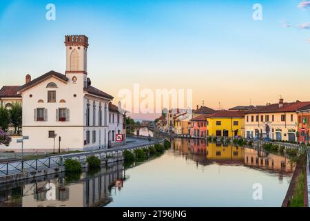 GAGGIANO, ITALIEN - 1. AUGUST 2021: Wunderschöner Sonnenuntergang über dem italienischen Dorf Gaggiano, etwas außerhalb von Mailand. Stockfoto