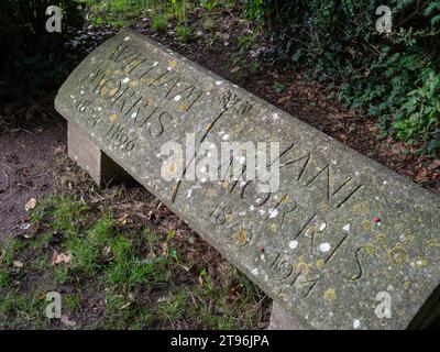 Grab des Künstlers William Morris und seiner Frau Jane Morris auf dem Friedhof von St George, Kelmscott, Oxfordshire, Großbritannien: Stein entworfen von Philip Webb Stockfoto