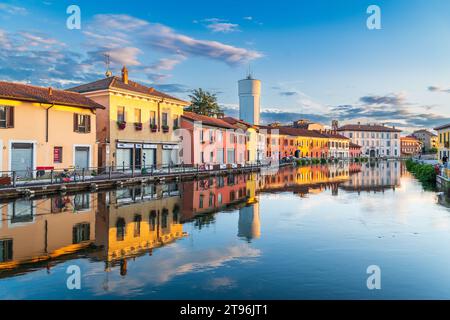 GAGGIANO, ITALIEN - 1. AUGUST 2021: Wunderschöner Sonnenuntergang über dem italienischen Dorf Gaggiano, etwas außerhalb von Mailand. Stockfoto