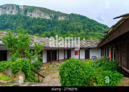 Blick auf das Glozhene-Kloster, ein östlich-orthodoxes Kloster im Balkangebirge, Bulgarien Stockfoto