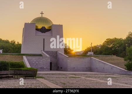 Blick auf den Sonnenaufgang des Pantheons der Nationalen Wiederbelebung Helden in Russe, Nordosten Bulgariens Stockfoto