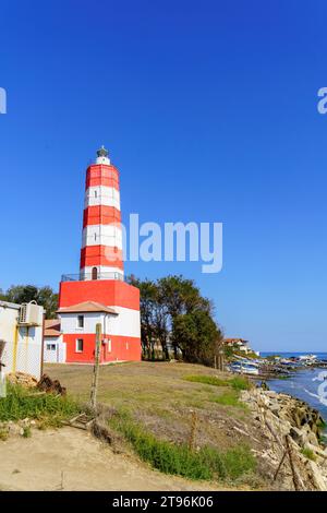 Blick auf den Leuchtturm von Shabla und die nahe gelegene Küste im Nordosten Bulgariens Stockfoto