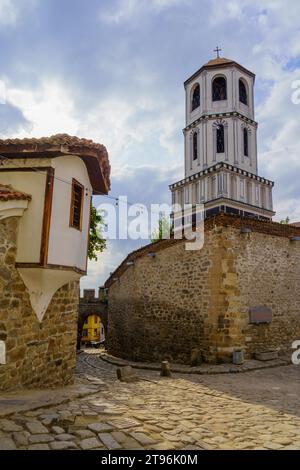 Blick auf die alte Mauer und die St. Konstantin und Helena Kirchturm in Plovdiv, Bulgarien Stockfoto