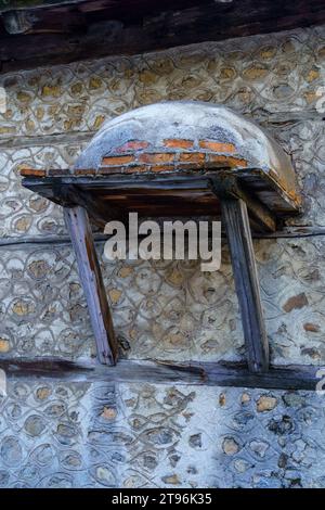 Blick auf eine typische Lüftungsluke an einer Wand in Bansko, Südwesten Bulgariens Stockfoto