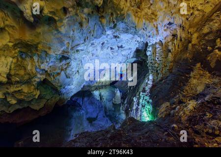 Blick auf Stalaktiten in der Vrelo-Höhle, Matka-Canyon, Nordmakedonien Stockfoto