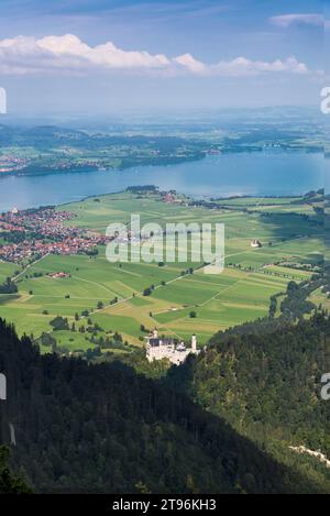 Blick vom Gipfel des 2047 Meter hohen Säulings auf den Forggensee mit Schloss Neuschwanstein. Stockfoto