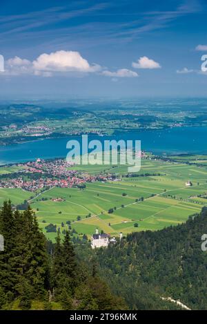 Blick vom Gipfel des 2047 Meter hohen Säulings auf den Forggensee mit Schloss Neuschwanstein. Stockfoto