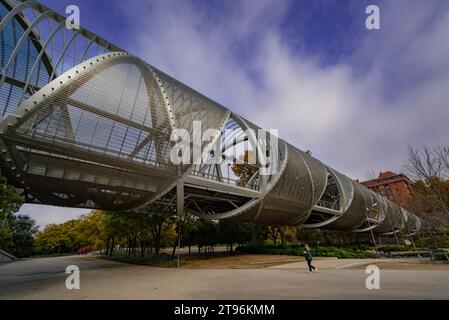 MADRID, SPANIEN - 17. November 2023: Arganzuela-Brücke im Rio-Park von Madrid, entworfen von Dominique Perrault Stockfoto