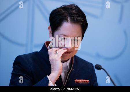 Düsseldorf, Deutschland. November 2023. Silke Gorißen (CDU), Landwirtschaftsministerin des Landes Nordrhein-Westfalen, präsentiert auf der landtagspressekonferenz im landtag den Waldkonditionenbericht 2023. Quelle: Rolf Vennenbernd/dpa/Alamy Live News Stockfoto