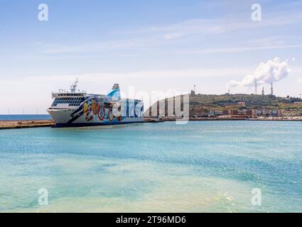 PIOMBINO, ITALIEN - 18. August 2018: Tagesansicht der Fähre Moby Lines Aki mit Kunstwerken, die Zeichentrickfiguren im Hafen von Piombino darstellen. Italienisches Unternehmen Stockfoto
