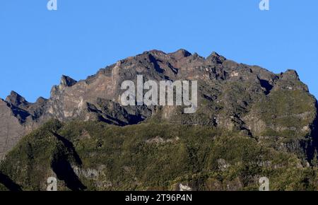 Gipfel des Piton des Neiges von Cilaos aus gesehen, Insel Réunion. Höchster vulkanischer Berg der Maskareninseln. Die legendäre Wanderung beginnt in Le Bloc, Cilaos Stockfoto