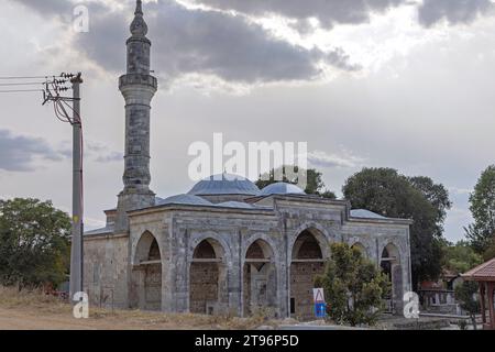 Edirne, Türkei - 17. Oktober 2023: Traditionelles türkisches Bad und Gazi Mihalbey Moschee am Herbsttag. Stockfoto