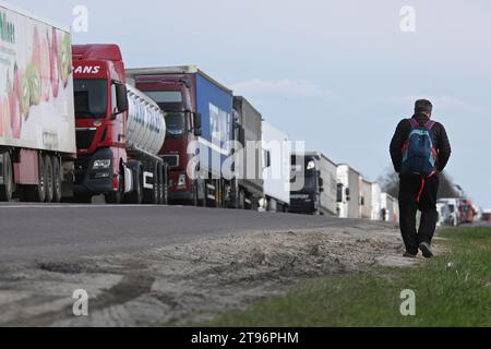 Lemberg, Ukraine - 18. April 2023: Eine lange LKW-Schlange nahe dem Grenzkontrollpunkt Rava-Ruska an der Ukrainisch-polnischen Grenze. Stockfoto