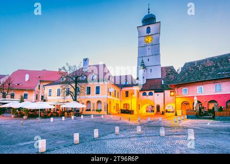 Sibiu, Rumänien. Morgendämmerung mit dem Council Tower auf dem Kleinen Platz. Reisen Sie in sächsisch Siebenbürgen. Stockfoto