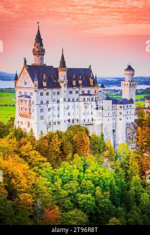 Neuschwanstein, Deutschland. Bezauberndes Schloss Neuschwanstein, wunderschöne Herbstfarben in Bayern. Stockfoto