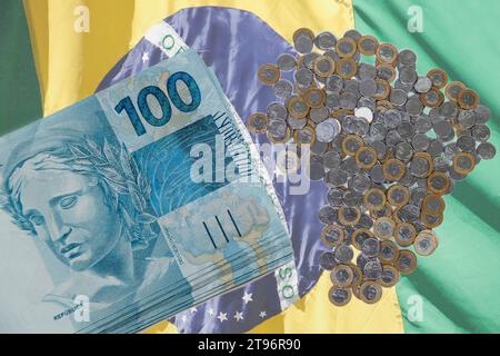 Mehrere hundert Reais-Banknoten und -Münzen aus Brasilien in brasilianischen Farben - Geldkonzept Stockfoto