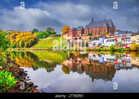 Saarburg, Deutschland. Wunderschöne Stadt, Wasserspiegelung, Herbstlicht über der Saar. Berühmter Ort in Europa. Stockfoto